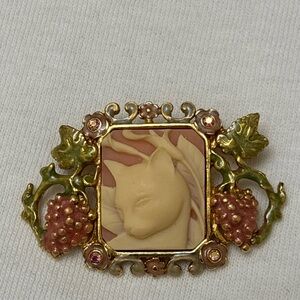 KIRKS FOLLY GOLD-TONE CARVED LUCITE KITTY CAT CAMEO VINEYARD GRAPES BROOCH PIN